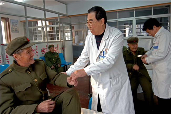 院长在为老红军义务看病_副本.jpg